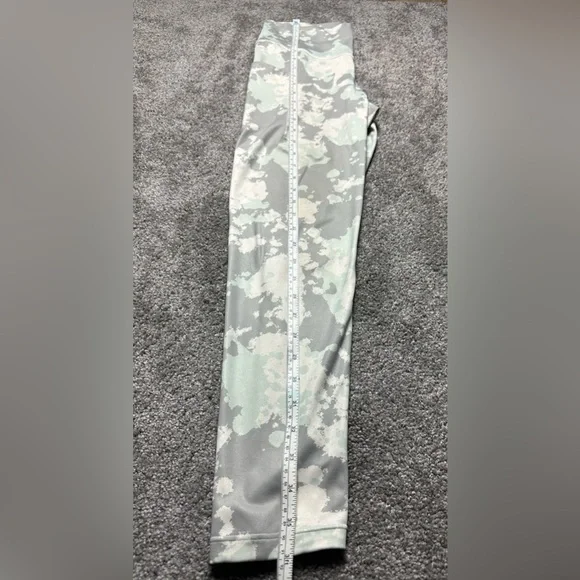 Women’s The North Face active leggings (L) camo - Picture 10 of 10